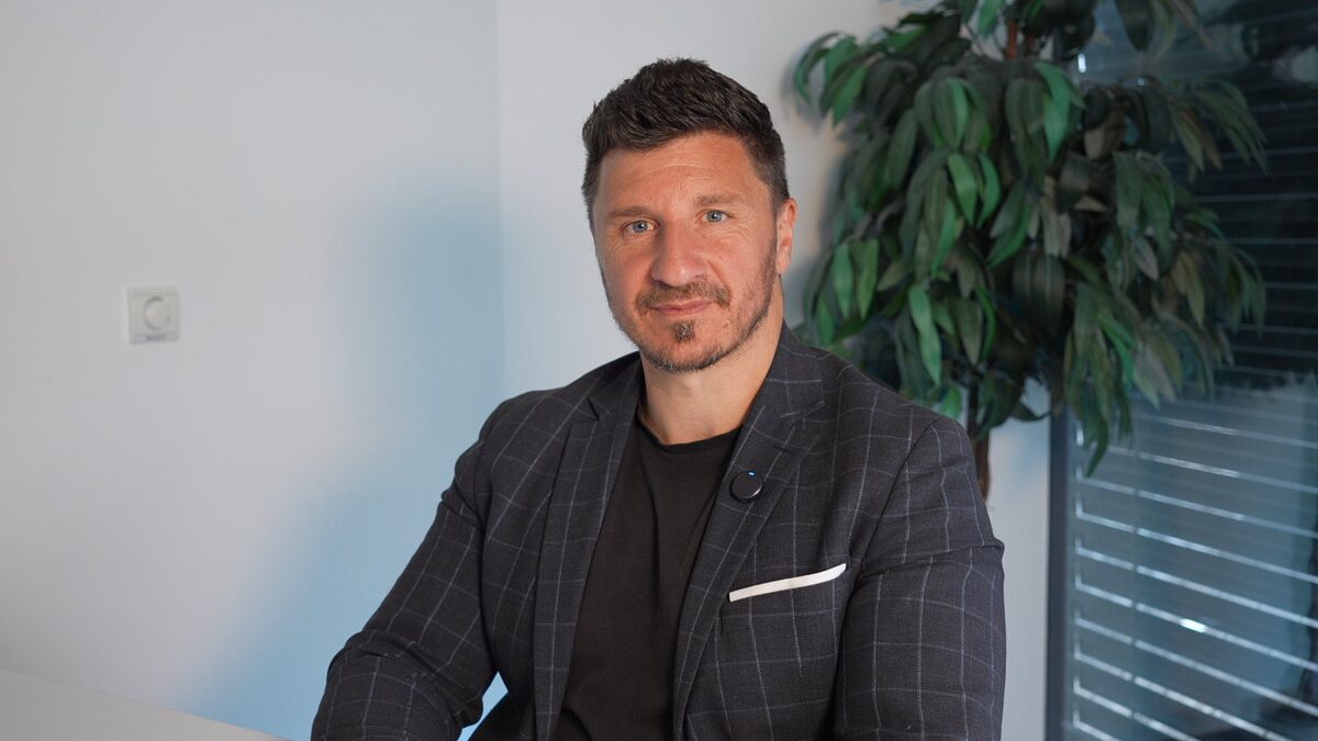 Markus Dick, Finanzberater in Deutschlandsberg, lächelnd im Büro